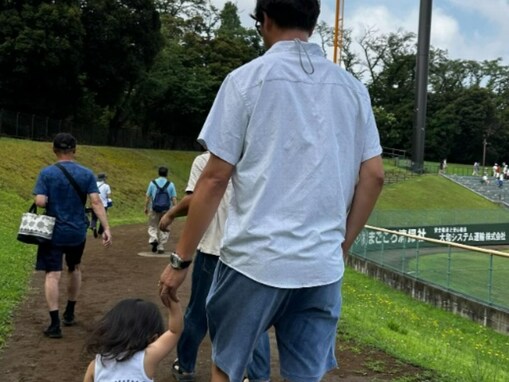 「三女が2歳に」岩隈久志、娘との手つなぎショットにファンほっこり！ 「子供の成長は早いですね」