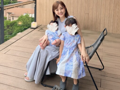 「大きくなりましたね」菊地亜美、娘たちとの親子ショットを公開！ 「たまらん可愛い」「本当に幸せな雰囲気」