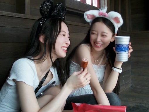 「お昼からお酒飲んだり」堀未央奈、美女との美脚際立つプライベートディズニーショット公開！