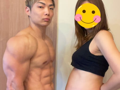 筋肉YouTuber、双子妊娠中の妻との夫婦ショット公開！ 「奥さんのお腹よりサイヤさんの腕に目がいく」