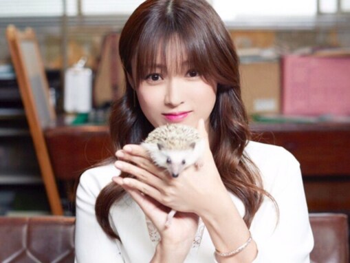 「手が美しいと思う40代女性俳優」ランキング！ 2位「深田恭子」を抑えた1位は？