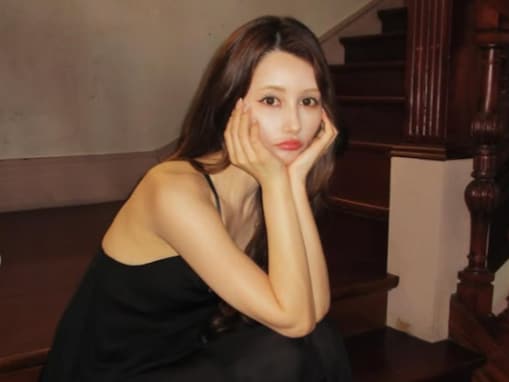 ダレノガレ明美、ボディライン際立つドレス姿を披露！ テディベアを抱くキュートなショットも