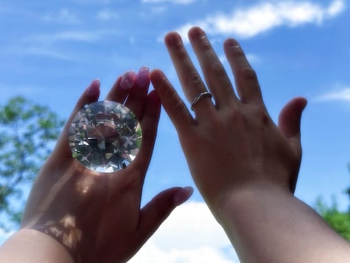 「ダイヤデカッ！」くれまぐ・UraN、左手薬指に巨大指輪を「デカすぎ！笑」「指輪は触れた方がいい？？」