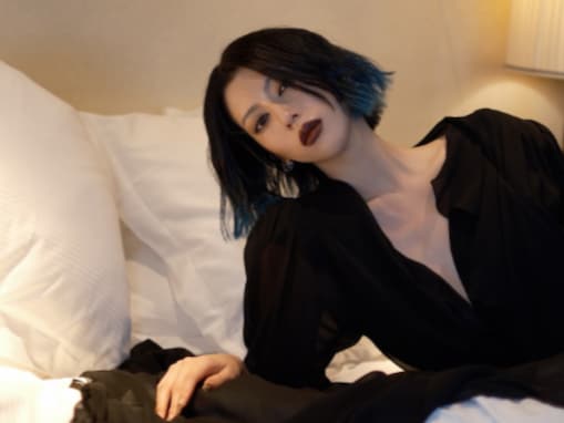 三吉彩花、ベッド上でのセクシーなモデルショットを披露！ 肌を大胆に露出し色っぽい雰囲気を醸し出す