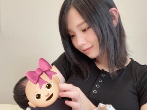 「お母さんの顔してる」第1子出産のるな、娘を抱っこする親子ショット公開！ 「かわい過ぎるっ」「尊い」