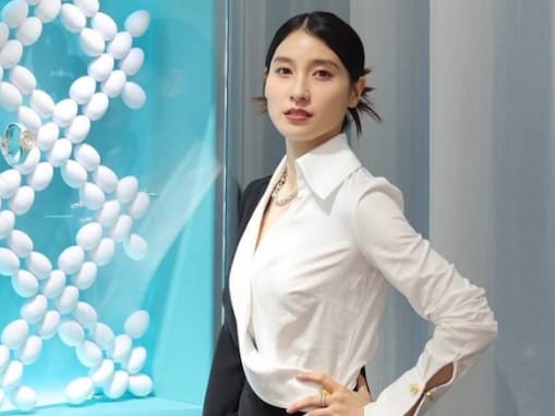 「スタイル良すぎて。ウエスト細すぎて」土屋太鳳、深いスリットからレアな美脚を披露「ますますお美しく」