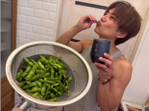 「採れたて激ウマ〜!!」杉浦太陽、妻・辻希美と育てた枝豆を大量収穫！ グラス片手に堪能する姿も