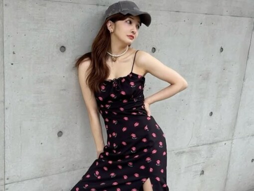 「超絶最高に綺麗」板野友美、美脚が際立つキャミドレス姿公開！ 「スリットからのぞく美脚最高」
