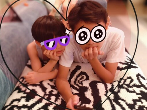 大御所芸人の美人妻、「こんなの可愛すぎる」長男＆三男の仲良しショット公開！ 「大竹さんそっくり」