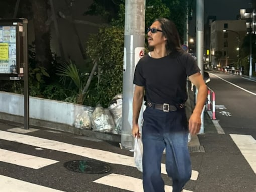 「戦国武将なの…？」EXILE・AKIRA、夜道を歩く最新ショットに「遭遇したい」「野生味がスゴイ」の声！