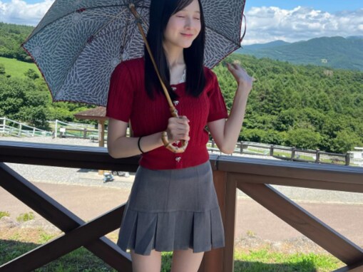 「痩せすぎじゃない？！」本田紗来、ミニスカからほっそり美脚披露で反響！ 「ほんと大人っぽくなったよね」