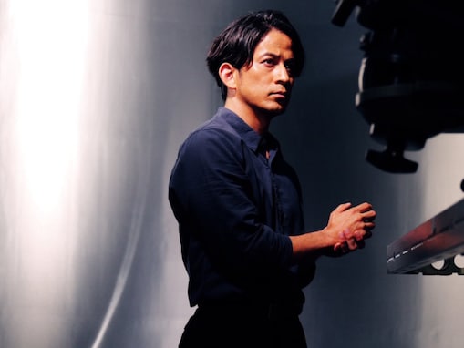 「痩せた？」岡田准一、“色気ムンムン”オフショットに反響「スリムになってる」「美人すぎない？」