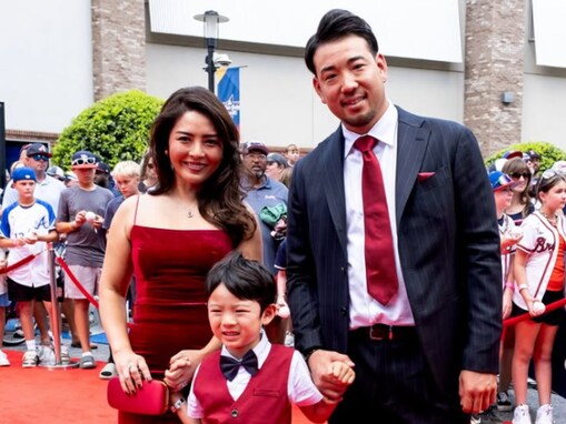 菊池雄星、元アナウンサーの美人妻＆息子とレッドカーペット登場「いいコーデやな」「エンゼルスカラー」