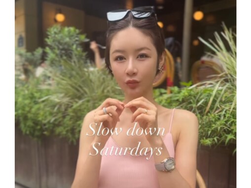 「5人も産んだとは思えない程、完璧なボディ」宮崎麗果、日常ショットで圧巻スタイル披露「食べる時の姿勢もキレイ」