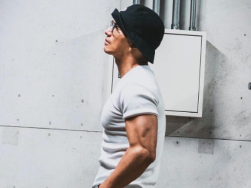 「二の腕やば⁉」市原隼人、Tシャツからのぞく筋肉に反響！ 「腕筋スゴイ」「かっこよ過ぎる」