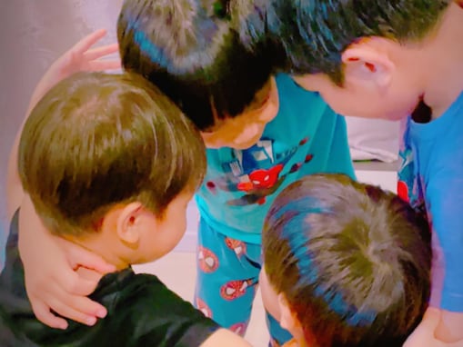 平愛梨、「PAPAのことを世界で1番大好きな４男児」を公開！ 「この四人の兄弟最高」「泣けます」