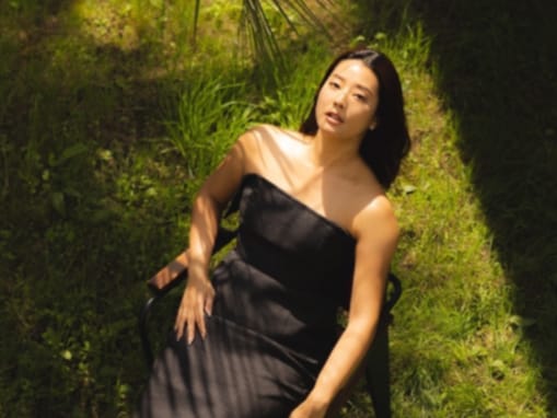 すみれ、美デコルテ＆美脚際立つ黒ドレス姿を披露！ 妖艶な雰囲気に「綺麗」「いつもありがとう」の声