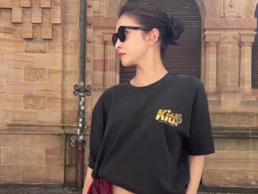 堂安律の美人妻、圧巻のスタイル際立つ洗練コーデに絶賛の声「巻き方かわいっ」「Tシャツもかわいい」