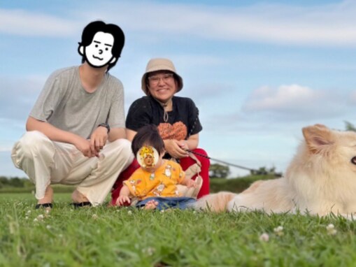 バービー、“イケメン夫”＆娘との家族ショット公開「犬ってこんな人間みたいな顔するの？笑」