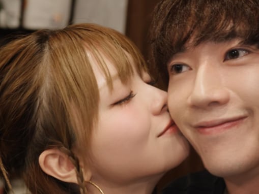 「たまに撮ったらエモ」人気YouTuber＆美人妻のキスショット公開「鼻の下じゃなくて顎の下が伸びてる」