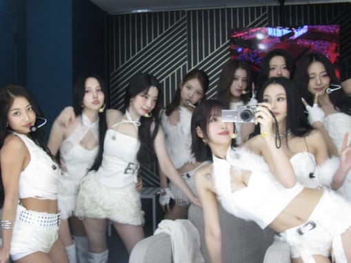 「ももりんの体勢がすごい」モモ、へそ丸出し＆美脚見せ！ TWICE大集合ショットに「美人勢揃い」の声