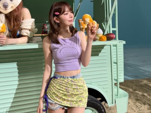 「永久保存版だな」宮脇咲良、おなかちらり＆美脚ショットを披露！ 「真夏のビーナスすぎるんよ」