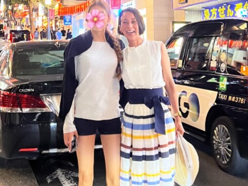 「脚の長さが凄い」中村江里子、美人次女との親子ショットに反響！ 「モデルさんの後ろ姿なのかと」