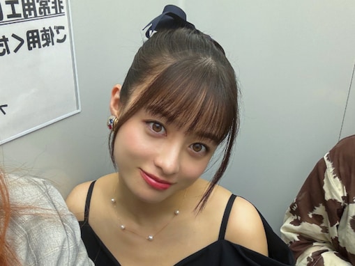 「ため息がとまりません」橋本環奈、美デコルテ際立つ色っぽい姿を披露！ 「撃ち抜かれるかわいさ」