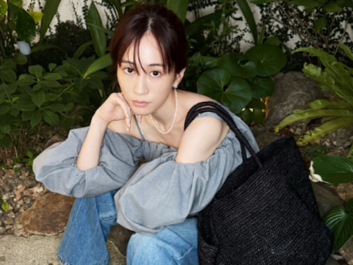 「顔小さすぎる」前田敦子、美デコルテ際立つ夏コーデ披露！ 「めっちゃ癒やされた」「憧れの女性」