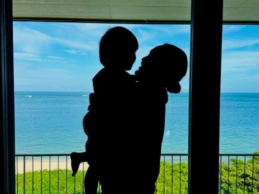 「尊い…」R-指定の美人妻、夫と2歳息子の親子ショット公開！ 「すてきなシルエット」「最高写真過ぎ」
