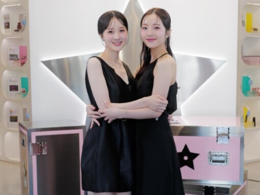「大人になったねぇ…」本田紗来、デコルテ＆美脚際立つ肌見せドレス姿に「姉妹できれい」の声！