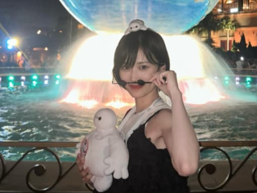 山下美月、誕生日ディズニーシーで“念願の”ベイマックスに囲まれる！ 充実したプライベートを過ごす