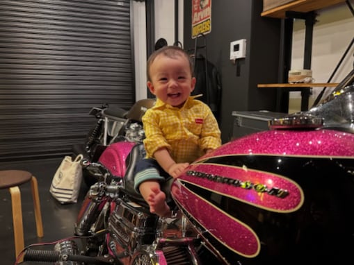 「過去1番のいい写真」蜂谷晏海、夫・井戸田潤のバイクに乗る息子の写真！ 「ほんっとにかわいい…」