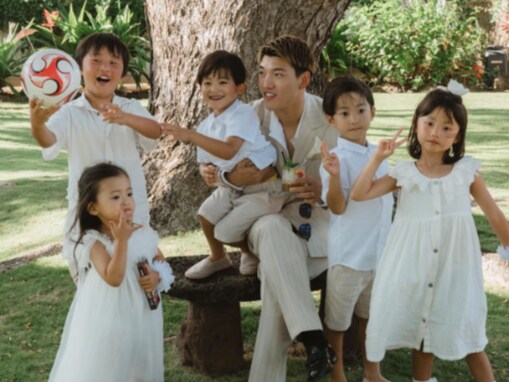 「パパみたいな顔に」堂安律、子どもたちとの写真に反響「顔がめちゃめちゃ優しい」「天使に囲まれてる」