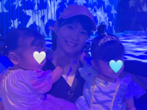「おっきくなった」人気芸人の美人妻、娘2人との親子ショット公開！ 「ちっちゃなプリンセスかわいい」