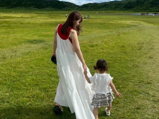 「10キロ太っちゃった」元テラハメンバー、大自然の中で娘とのツーショット披露！ 「背中がたくまし過ぎ」