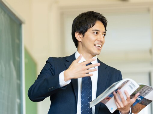 【2025年最新】初任給30万円超え!? 意外と知らない学校の先生の働く環境とお金事情