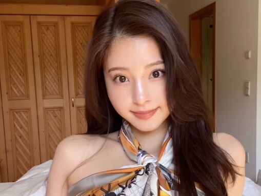 「鼻のハイライト入れすぎた」堂安律の美人妻、美デコルテ際立つメイク姿を披露「お洋服も素敵です」