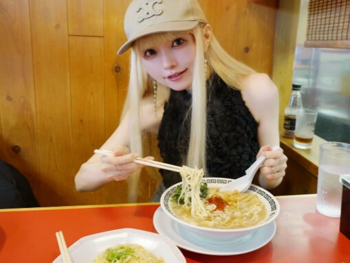 「あぁ、人生がんばらないと」益若つばさ、ラーメン食べ心境吐露。「なんだか痩せました？」「色々頑張りすぎ」