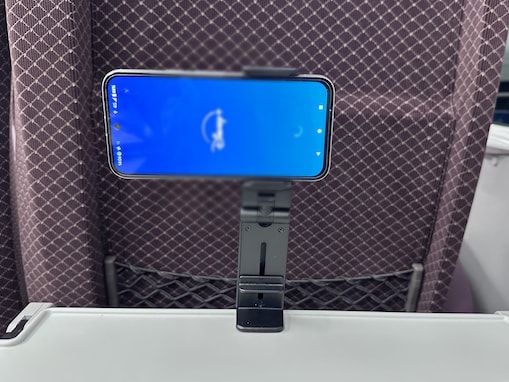 【3COINS】長時間の移動もこれで快適！ 330円の万能アイテム「どこでも挟めるトラベルスマホホルダー」
