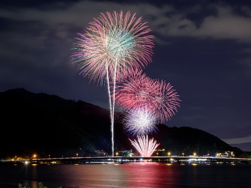 写真・動画映えすると思う「中部の花火大会」ランキング！ 「河口湖湖上祭」を抑えた、圧倒的1位は？