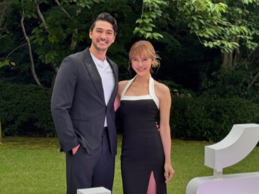 島袋聖南、深いスリットから圧巻の美脚披露！ イケメン夫との夫婦ショットに「幸せオーラいっぱい」反響