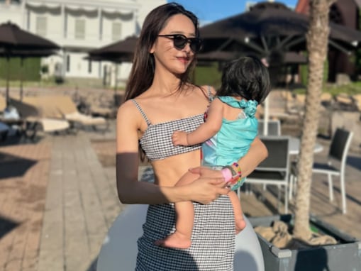 「3人産んでると思えない」近藤千尋、美腹筋際立つレアな水着姿を披露！ 「筋トレの成果はっきりと！」