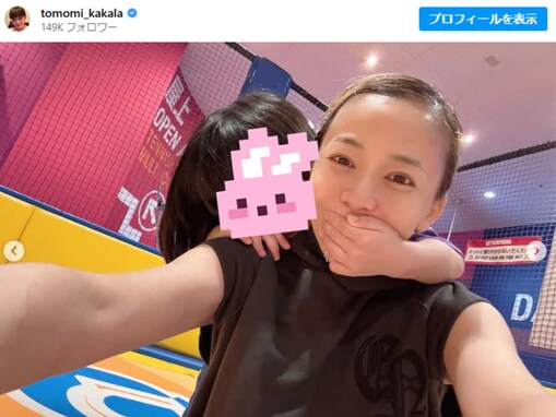 華原朋美、息子とスポッチャで遊ぶプライベートショット公開＆おなか見せの圧巻スタイルも披露