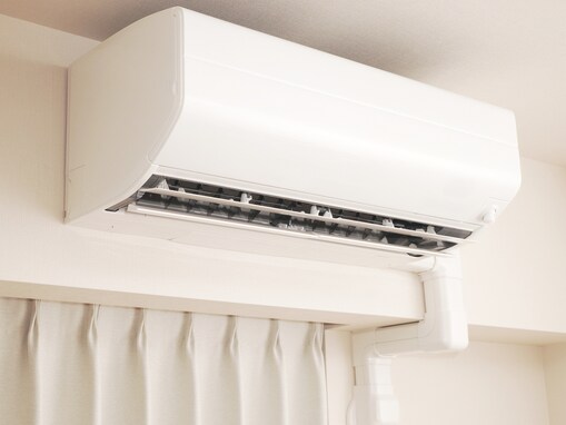 寝るときのエアコン冷房、風向きはどこにするのが正解？ 専門家の答えは