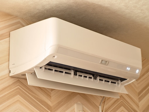 冷房を付けたらエアコンから水が飛んできた！ 故障？ 原因は？【専門家が解説】