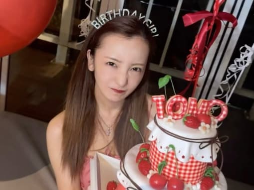 板野友美、経営する会社の美女社員らが誕生日祝福！ 豪華パーティーに「凄い可愛いケーキ」反響