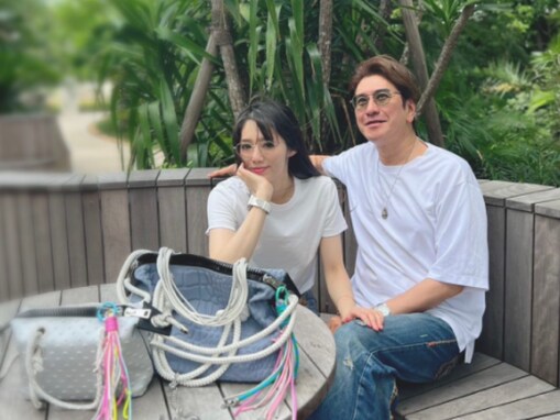 「絵になる」川崎麻世、21歳下美人妻とのデートショットに反響！ 「仲良し夫婦」「かわい過ぎ」