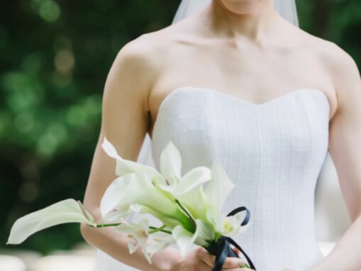 「憧れのご夫婦」三笘薫の美人妻、肩出しウエディングショット披露！ 「エクボがまたたまらんくかわいい」