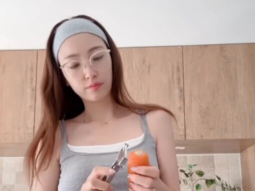 木下優樹菜、“色気ある”タンクトップ姿でキッチンに立つ姿に反響「めちゃくちゃ綺麗」